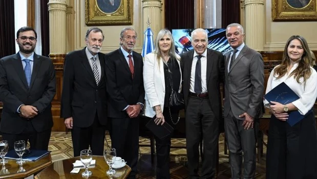 Reconocidos médicos presentaron un proyecto en el Senado para el control de la obesidad