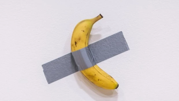 BANANA EN LA PARED- La obra "Comedian" del artista Maurizio Cattelan es exhibida en una presentación preliminar a una subasta en Sotheby's en Nueva York.