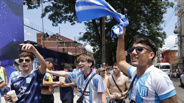 Euforia de los hinchas de Racing en Asunción