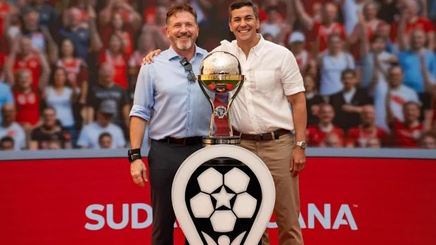 El Presidente de Paraguay, Santiago Peña, y el titular de la CONMEBOL, Alejandro Domínguez, encabezaron la inauguración de la fiesta de la Final de la Copa Sudamericana en la Costanera de Asunción.