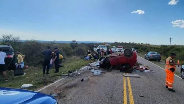 Se quedó dormida mientras manejaba, volcó y murió en Altas Cumbres