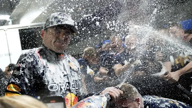 Verstappen conquista su cuatro campeonato consecutivo de la Fórmula 1 mientras Mercedes domina en Las Vegas