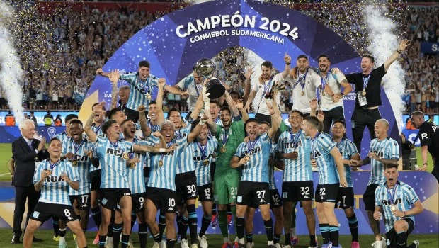 Racing vuelve a Argentina y festejará con sus hinchas en el Obelisco 