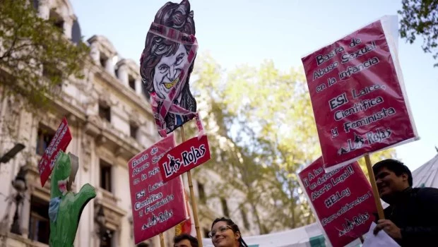 Feministas marchan este lunes contra Milei