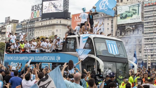 Una multitud vitoreó al Racing campeón de la Sudamericana en el Obelisco