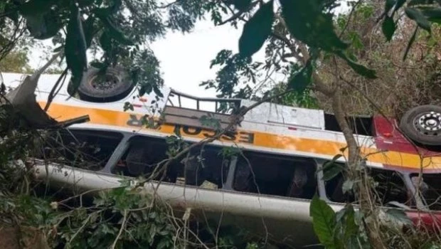 Al menos 18 muertos tras desbarrancar un micro en el nordeste de Brasil