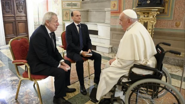 Jorge Bergoglio dialoga, en el Vaticano, con el embajador Beltramino (centro) y con el canciller chileno, Van Klaveren.