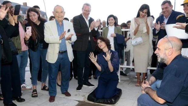 La española Paz Vega estampó sus manos en la Vereda de las Estrellas