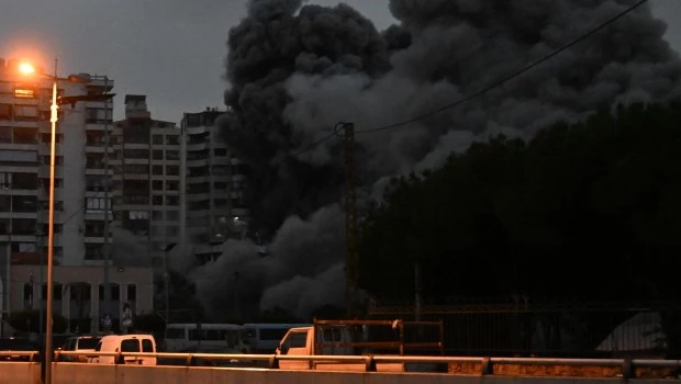 Una densa nube de humo se alza tras un ataque israelí en la zona de Tayouneh, en el sur de Beirut.