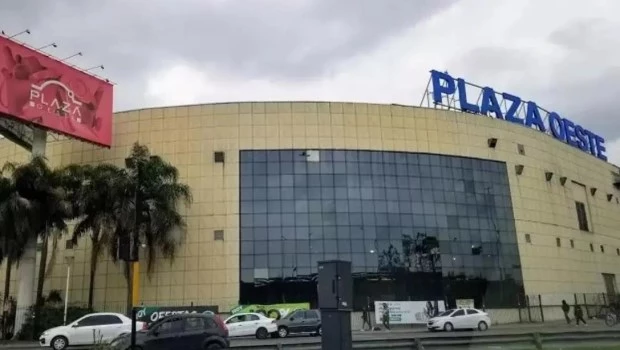 Se derrumbó parte del techo del shopping Plaza Oeste de Morón 