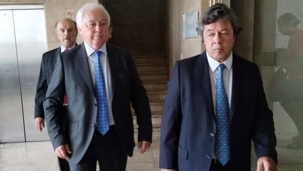 El broker Héctor Martínez Sosa ingresa a declarar junto a sus abogados en la Causa Seguros.