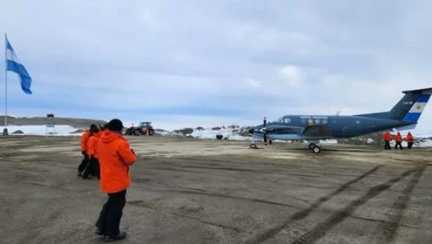 Tras 51 años, la Armada Argentina vuelve a operar con aviones en la Antártida