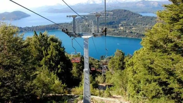 Murió un turista español en Bariloche mientras descendía en aerosilla por el Cerro Campanario