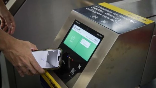 Desde el lunes, se podrá pagar el subte con celulares, tarjetas de débito y crédito