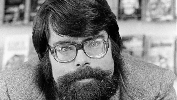 Stephen King tenía 26 años cuando escribió la obra que lo haría millonario y famoso en todo el mundo.