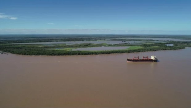 La Hidrovía tiene 3.400 kilómetros de longitud y compromete a cinco países. El tramo clave en la Argentina es la denominada Vía Navegable Troncal, que va desde el río de la Plata hasta Confluencia, en el Paraná superior.