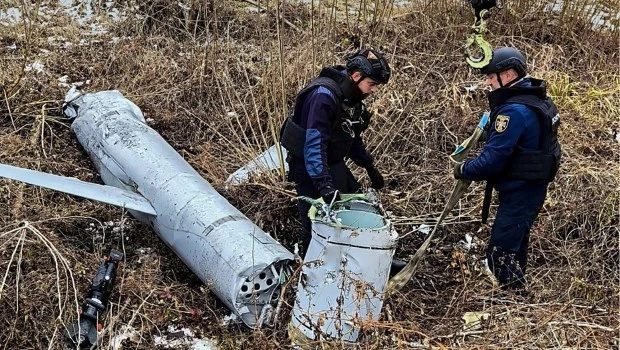 En esta fotografía proporcionada por el Servicio de Emergencia de Ucrania, pirotecnistas examinan un misil de crucero de aviación ruso X-55 que fue derribado en Kiev, Ucrania (28 de noviembre de 2024).