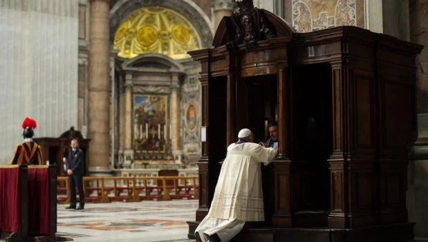 La Iglesia siempre enseñó que quien se halla en pecado mortal debe confesarse antes de comulgar.