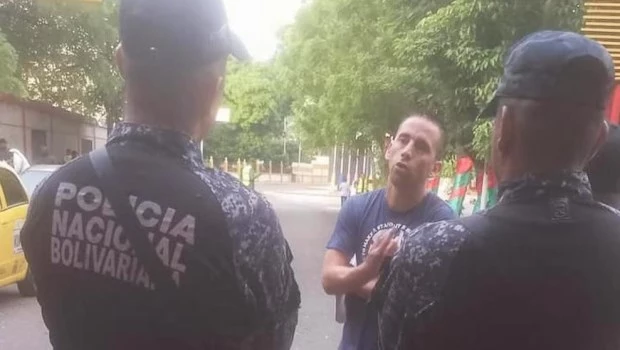 Se conoció la última foto del gendarme dialogando con dos agentes de la Policía Nacional Bolivariana.