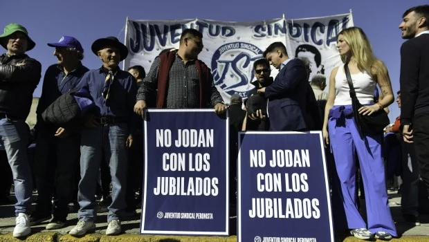 Los jubilados vuelven a reclamarle al Gobierno medicamentos gratuitos