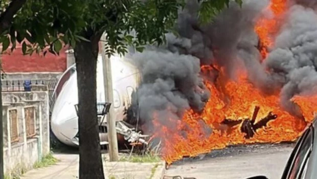 Murieron el piloto y el copiloto de un avión privado que se despistó en el aeropuerto de San Fernando y chocó contra una casa