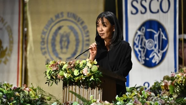 Han Kang al momento de pronunciar el discurso de aceptación del Premio Nobel de Literatura 2024.