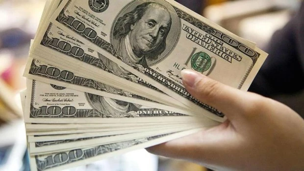 El dólar blue cerró la semana abajo de los $1200 