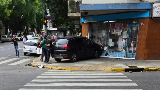 Choque en Almagro: un auto se incrustó en un comercio