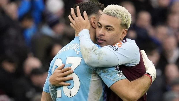 Con una destacada actuación de "Dibu" Martínez, Aston Villa le ganó 2-1 al Manchester City