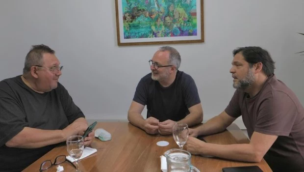 Martín Sabbatella, líder de Nuevo Encuentro, con el presidente del PJ Morón, Claudio Román (izquierda) y el secretario de Gobierno bonaerense, Diego Spina.