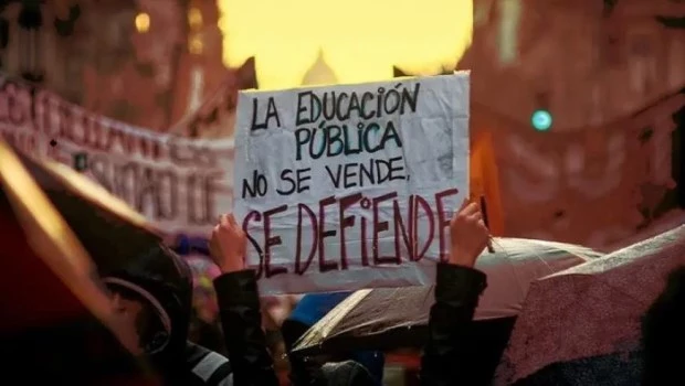 En el primer año de gobierno de Milei, el presupuesto destinado a las universidades cayó un 30% y los salarios docentes un 23%