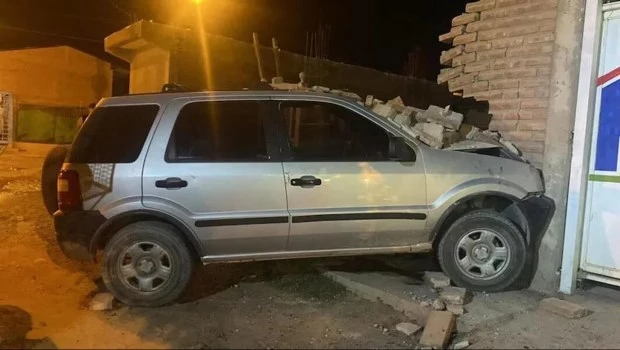 Sin ropa y borrachos, chocaron contra el frente de una casa durante los festejos de Navidad en Neuquén 