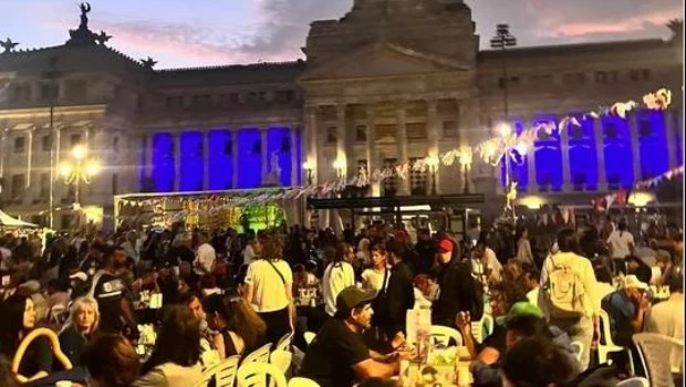 La cena navideña frente al Congreso albergó a decenas de personas en situación de calle 