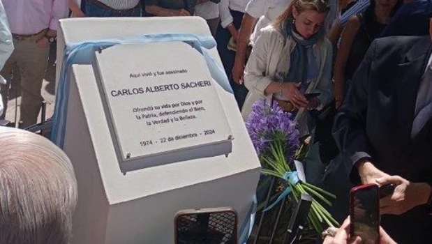 La placa en homenaje a Carlos Sacheri fue colocada en el lugar donde fue asesinado el 22 de diciembre de 1974.