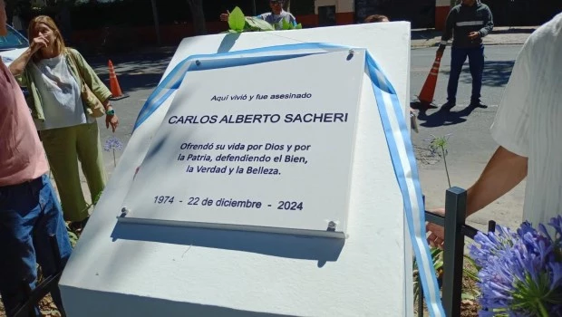 Una placa de homenaje fue colocada, por decisión del Concejo Deliberante de San Isidro, en la vereda de su casa, sobre la avenida del Libertador.