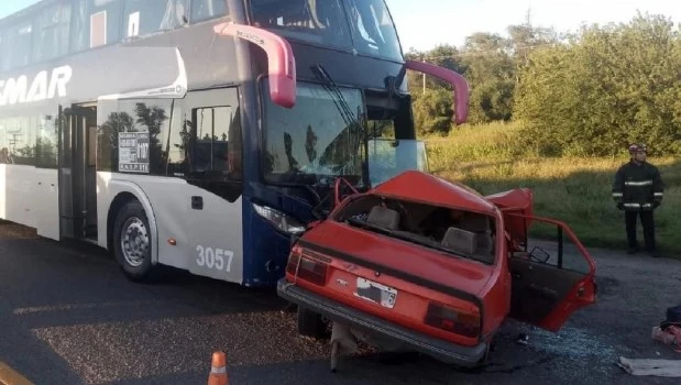 Fatal choque entre un auto y micro en Río Cuarto 