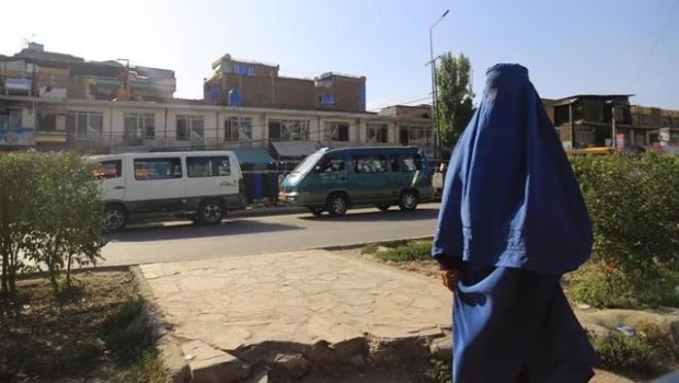 Los talibanes prohíben la construcción de ventanas con vistas a casas vecinas en las que vivan mujeres