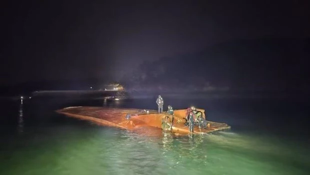 Cinco desaparecidos tras volcar un ferry en Corea del Sur