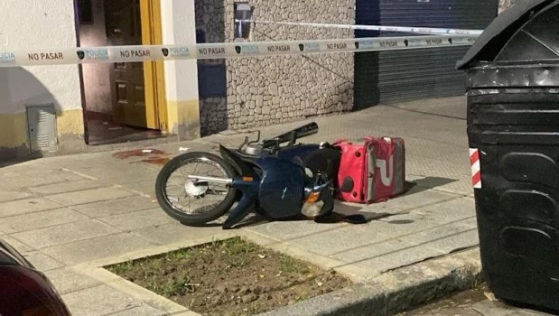 El oficial llegó hasta la calle Martínez Castro al 1200 y vio que varios sujetos abordaban a un delivery.