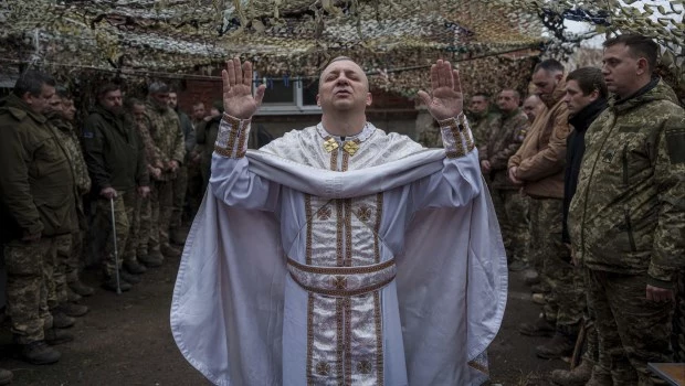 El capellán militar Yurii de la 24 Brigada Mecanizada celebra un servicio religioso para una unidad de infantería durante la Navidad cerca de la ciudad de primera línea de Chasiv Yar, región de Donetsk, Ucrania (25 de diciembre de 2024)