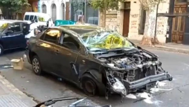 Manejaba sin licencia y con 45 infracciones: chocó en Palermo dos autos estacionados y volcó