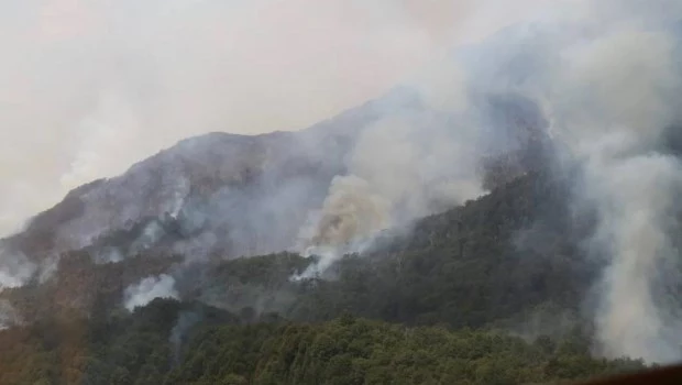 Ya se consumieron más de 3.500 hectáreas por el incendio en el Parque Nacional Nahuel Huapi