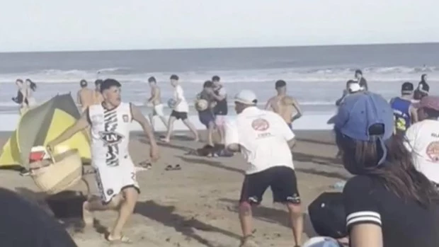 Insólita pelea ente churreros y vendedores de chipá en plena playa de Villa Gesell