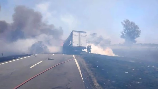 Trágico accidente en la Ruta 7: un muerto y dos heridos tras choque e incendio de camiones en Córdoba