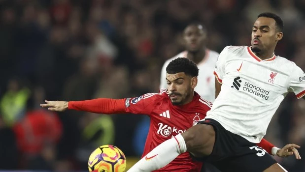 Liverpool rescató un empate ante Nottingham Forest y mantiene la distancia en la punta