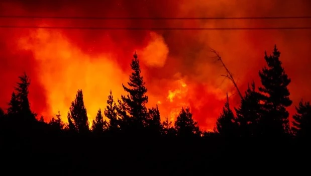 Fuego incontrolabe en Epuyén: se consumieron más de 2.000 hectáreas y debieron evacuar 200 viviendas