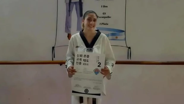 Es campeona nacional de Taekwondo y vende ensaladas de fruta en la Costa para poder competir