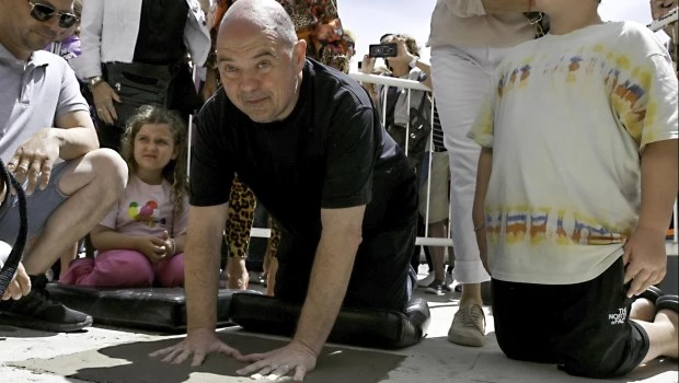 Carlos Rottemberg en el momento en que deja sus huellas sobre el cemento.