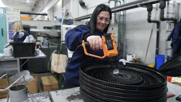 La industria pyme creció 7,3% interanual en diciembre, pero cerró el año con una caída acumulada del 9,8%