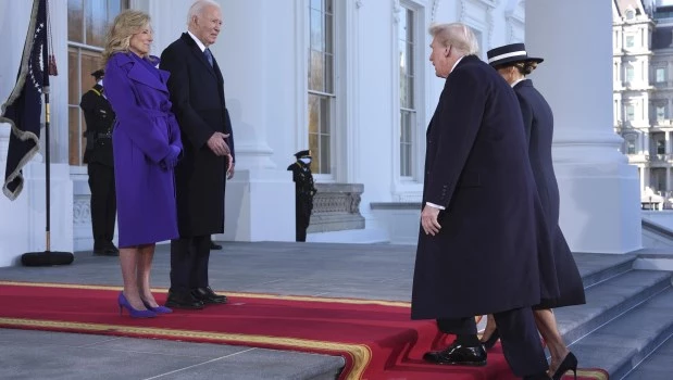 El presidente Joe Biden y la primera dama Jill Biden saludan al presidente electo Donald Trump y a su esposa Melania Trump a su llegada a la Casa Blanca.